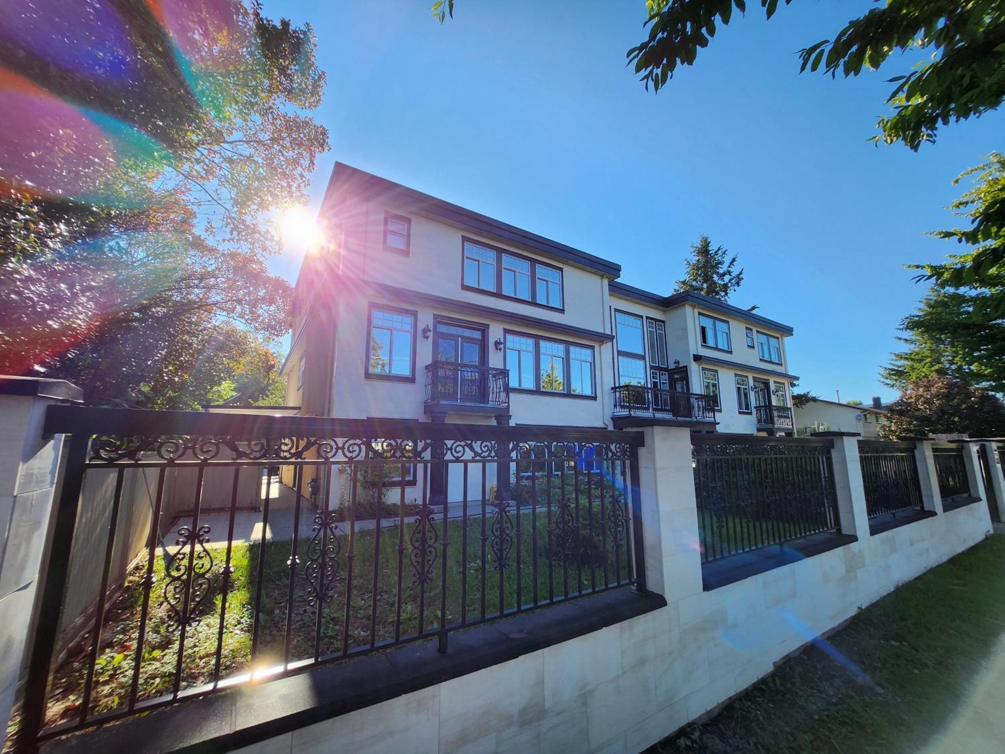 Empress Madani Palace Hotel Surrey Exterior photo